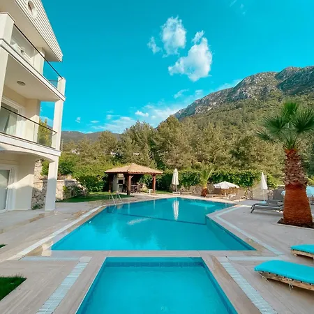 Beatrice Large Family فتحية